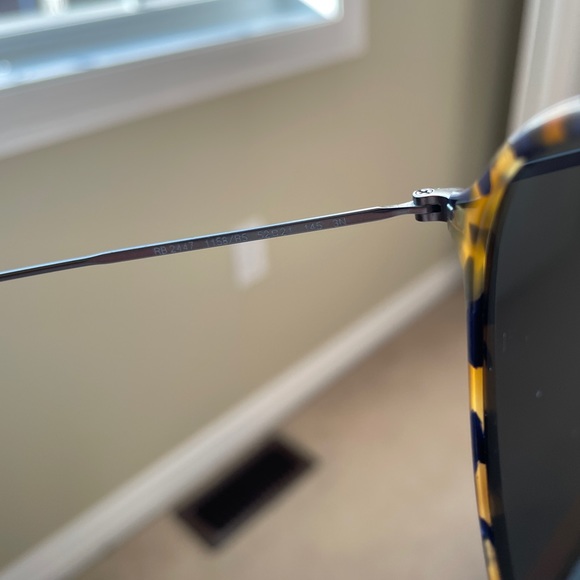 Ray Ban Unisex Round Fleck Sunglasses - Picture 3 of 3